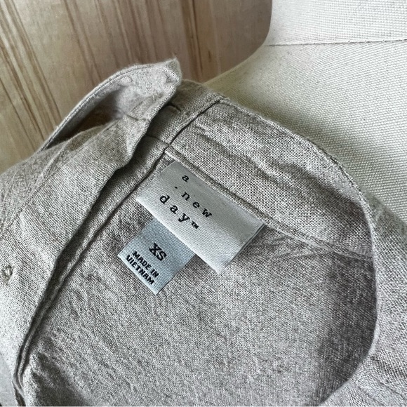 Linen Button Back Shell Top - Picture 4 of 4